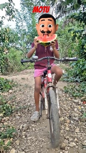 Moto cycle mein tarbuj Kha Raha Hai🍉🍉💐🎄🎋# tarbuj# short#cat #comedy