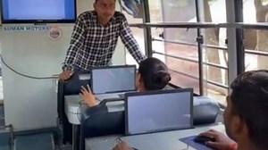 अब बस में सफर करते-करते गांव के बच्चे पा रहे हैं  कंप्यूटर का ज्ञान, हर सीट पर लगा है लैपटॉप