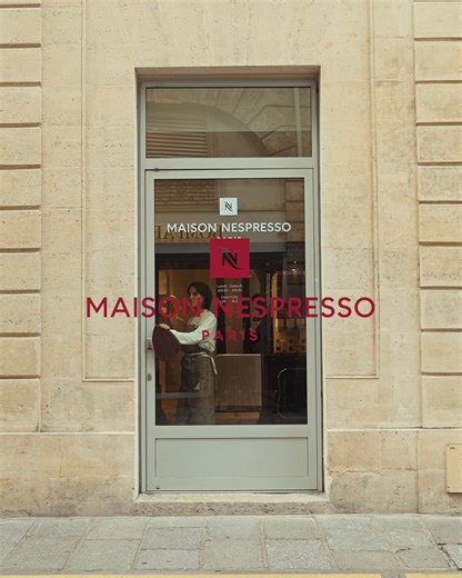 La Maison Nespresso ☕ Entrez dans la danse et vivez une expérience sensorielle autour du café, au fil des pièces de la Maison Nespresso : le Café, le Cabinet des Merveilles, la Cuisine, la Galerie, le Studio des Amis, et pour terminer, le Salon. 📍47 rue Vieille du Temple, Paris. Where else* #MaisonNespresso #MaisonNespressoParis * Nulle part ailleurs 🕺Nicolas Huchard 🎬Leonard Porche Film | Nespresso