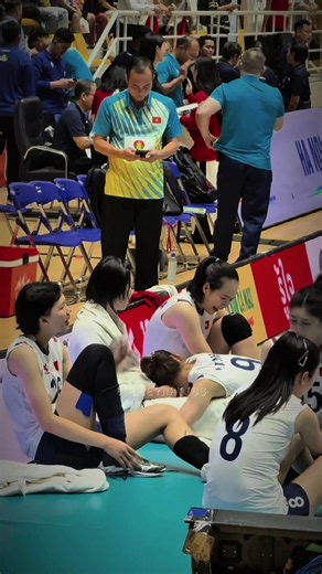 Yến Nhi động viên Thanh Thuý sau trận thua ngày hôm qua của đội tuyển Việt Nam 🥰 #tapchibongchuyen