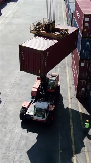 How Shipping Containers are Stacked #Logistics
