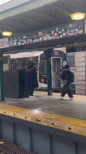 R143 J train leaving Myrtle Avenue Broadway