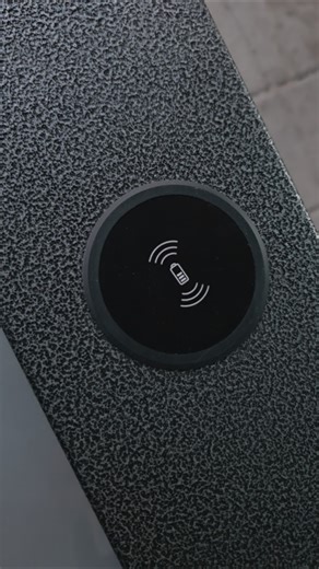 이나라에는 버스정류장에 무선충전기가 있다 bus stop cellphone charge #버스정류장 #무선충전기