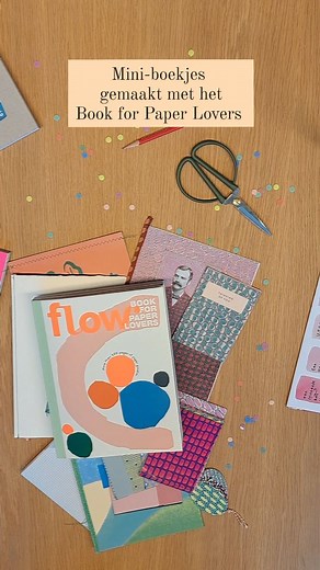 Voor iedereen die zegt: “Leuk hoor, zo’n boek vol papier, maar wat kun je ermee?” 🤔 Nou, een heleboel, maar je kunt er ook gewoon een hele stapel boekjes van maken. 🥰 Flow’s @ilsesavenije begon met één boekje en kon toen niet meer stoppen (en is nog steeds niet klaar). Bijna al het papier komt uit het Flow Book for Paper Lovers 11 (link in bio), de meeste boekjes zette ze in elkaar met de naaimachine (de zigzagsteek is haar favoriet), maar naald en draad, masking tape of met een nietmachine ka