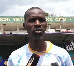 KEN GOLD MEDIA DAY | Kocha wa Ken Gold, Omar Kapilima anaeleza jinsi alivyojipanga kukiboresha kikosi hicho ili kiongeze ushindani kwenye ligi kuu, huku wachezaji wakiahidi jambo. Hii ilikuwa ni siku maalum ya KenGold na wanahabari…. Na haya ni machache kati ya mengi yaliyojiri. Ken Gold kesho watashuka dimbani kukabiliana na Dodoma Jiji FC, mchezo wa ligi kuu ya NBC utakaopigwa saa 10 jioni… #NBCPremierLeague #LigiKuuYaNBC #NBCPL #NBCPLUpdates #SisiNiSoka #DodomaJiji #KenGold #KenGoldDodomaJiji