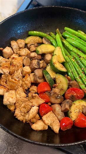 Mayra Wendolyne | Low Carb Love on Instagram: "WHAT I EAT IN A DAY 🔥‼️ (high protein + fiber rich) After losing 135lbs, this is what I typically eat in a day to keep it off! #supergutpartner Let me know if you want any of these recipes? Breakfast - Green goddess smoothie with @supergut foundational daily fiber 🍍🥒 Lunch - Spicy garlic chicken and veggie stir fry 🥗 Dinner - Chili oil onion dumplings 🥟 Dessert - High protein brownies with another scoop of fiber 🍫🍫 It’s so important to get en