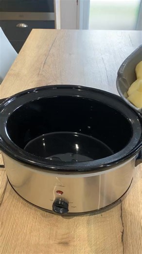 146K views · 804 reactions | Slow cooker corn beef hash recipe below #fyp #fypシ゚ #foodtiktok #FoodLover #slowcooker #Recipe #mealideas #slowcookerrecipe #delicious #cornbeefhash Ingredients 2 onions 2 tins corn beef 3 carrots 600ml beef stock Pepper Salt Garlic granuels | Dadthefoodie | Facebook