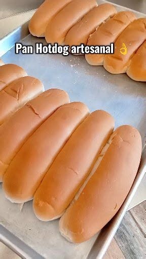 Pan de hot dog casero artesanal (8 panes) Ingredientes: 500 g harina de trigo 10 g sal 50 g azúcar 10 g levadura seca 260 ml leche tibia 1 huevo 50 g mantequilla o margarina Preparación: Mezclar harina, azúcar, sal y levadura. Agregar leche y huevo; amasar. Incorporar la mantequilla y amasar 8–10 min hasta que esté suave. Reposar tapada 45–60 min hasta que doble. Dividir en 8, formar panes y reposar 20 min. Hornear a 180 °C por 15–18 min. Pan suave y esponjoso, perfecto para hacer en casa sin ex