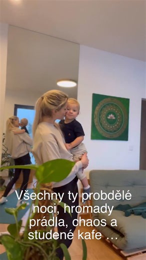 Nejde to popsat. Jde to jen prožít. Všechny ty probdělé noci, hromady prádla, chaos i kafe za studena… Ale pak přijde jedno objetí. Jeden tanec. Jeden okamžik. A všechno má smysl. #mama3 #instamama #unavenaalevdecna #poslednivyrovnana | Poslední vyrovnaná