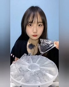 ASMR HARD ICE EATING CRUSHED ICE THIN ICE CLEAR ICE #freezerfrost #frost #freezer #softice #whiteice #icebites | Mukbang Review