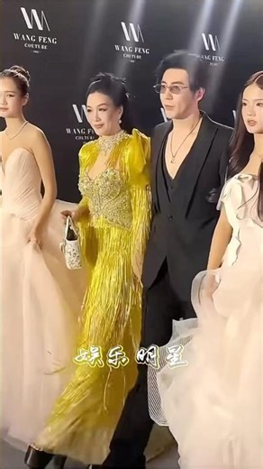 钟丽缇携两个女儿现身某活动现场