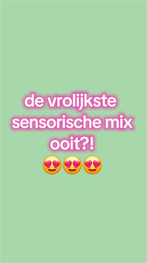 dit word de regenboog mix! met gouden munten, wolkjes en alle kleuren van de regenboog. maak je eigen regenboog, tel de munten, maak vormen en gebruik je fantasie♥️ hier word je toch vrolijk van? zelfs met de wat donkere dagen🥰 #sensoryplay #sensoryactivities #sensory #activityforkids #activityideas