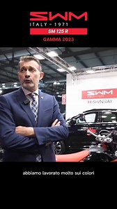 🇮🇹 - Sognare è un diritto di tutti e sognare alla grande è un dovere dei ragazzi. Per poterlo fare sono pochi i motivi migliori di una moto come la SM 125 S. Cento chili di libertà e divertimento imbrigliati in un telaio giallo come nessun altro. Motore generoso, ciclistica facile e di qualità, come la forcella a steli rovesciati e i cerchi in lega, a razze. Se hai appena preso la patente, guidarla significa entrare nel mondo delle due ruote dalla porta principale, se invece sei esperto, signi