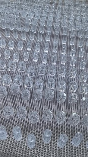 Why Glass Bottles Are Still the Gold Standard for Cosmetic Packaging When it comes to cosmetic packaging, glass bottles remain a top choice for both mass-market and premium brands—and for good reason. Understanding why glass works so well can help brands make smarter packaging decisions. 1. Excellent Product Protection Glass is non-porous and chemically stable. It won’t react with formulas, making it ideal for serums, essential oils, fragrances, and active skincare products that require high sta