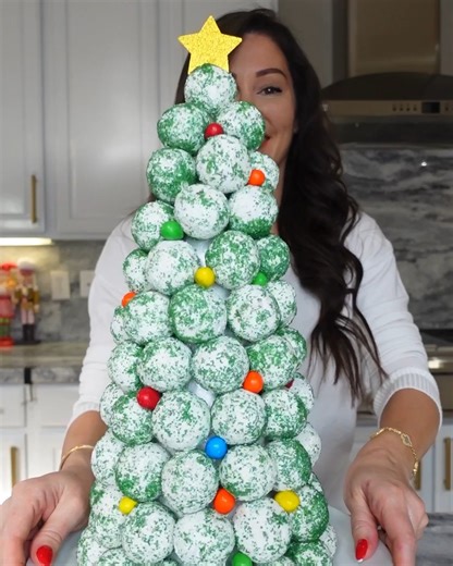 This christmas tree would not last long in my house... 🍩🤤 | FOODbible