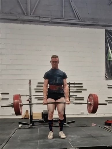 When side-bending is missing, the lower back gets stiff and guarded, especially through the QL and obliques. Then when you do side-bend suddenly or aggressively… that’s when strains, compressive pain, or disc issues can show up. The solution isn’t force, it’s slow, intentional exposure. Side-bend gently. Build trust. Restore balance. 🔄 DM to fix your back!