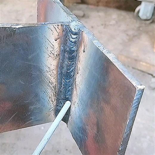 Not everyone knows how to weld corners in a vertical position correctly. #weldingcreativeandcrafts #welding #welder | Welding Creative & Crafts