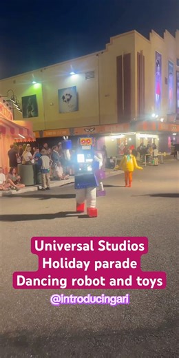 Dancing robot at the Universal Studios holiday parade #christmas2025 #holiday #universalstudios
