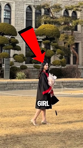 No One Expected This Graduation Photo Moment 😳