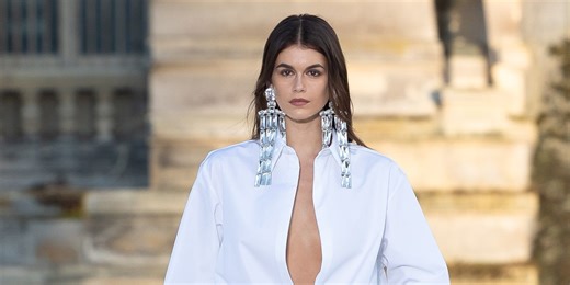Le ballerine in vernice di Kaia Gerber per la moda Primavera 2024