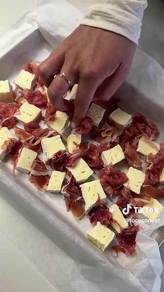 Brie con jamón serrano, pistachos y miel — receta fácil
