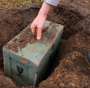 Crafter crafts a DIY lamp in the craziest way you have ever seen! | 5-Minute Crafts Family