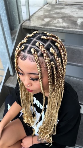 毛先 curly braids✨✨ イベント前おすすめです可愛い🥰 ご予約はInstagramのdm,hot pepper,minimoからお願いいたします🫶🏽 #braids #ブレイズ #カーリーブレイズ #ブロンドブレイズ #特殊ヘア #イベントヘア #blackhair #美容師 #中目黒美容室 #中目黒 #東京美容室 #girlshair #tokyo #コーンロウ #タイトロープ