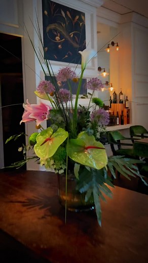 Escape into a world of opulence and elegance, where winter blooms and luxurious amenities await you at breathtaking HOTEL ZOO BERLIN. #hotelzooberlin #hotelzoo #flowers #interiordesign #interior #homeofgrace #berlin #hotelberlin #graceberlin #design #flowerdesign