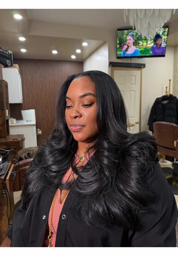 It’s giving not your average middle part ! She’s got a little versatility with it too 💞 we left out extra edges just so can have a flipover effect whenever she wanted to switch it up ! Ready to book for March? March Appointments will be on the 25th at 10am! #nychairstylist #brooklynhairstylist #fyp #dmvhairstylist #middleparthairstyle