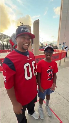 The admin's hustle to make sure they got there before he left 😅 (via Houston Texans)