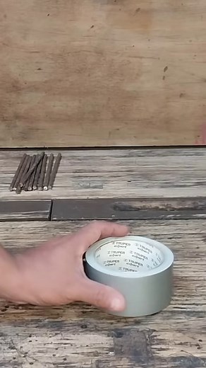 Una estufa Rocket de cemento es un tipo de estufa de biomasa diseñada para la eficiencia energética y la calefacción sostenible. Este tipo de estufa toma su nombre de la forma de su chimenea, que se asemeja a un cohete. Está construida principalmente con materiales de bajo costo, como ladrillos refractarios y mortero de cemento, lo que la hace accesible para comunidades que desean reducir su dependencia de combustibles fósiles y cocinar de manera más eficiente. La estufa Rocket está diseñada par