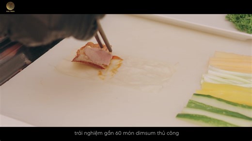 VỊT QUAY BẮC KINH – TINH HOA ẨM THỰC TRUYỀN THỐNG Vịt quay Bắc Kinh tại Full Moon là dấu ấn của tinh hoa ẩm thực Hoa, được chế biến theo quy trình truyền thống với nguyên liệu tuyển chọn khắt khe. Lớp da giòn mỏng, óng ánh sắc nâu hổ phách, phần thịt mềm ngọt đậm đà, được phục vụ và thái lát trực tiếp tại bàn, mang đến trải nghiệm trọn vẹn cả về hương vị lẫn nghệ thuật trình bày. 🦆✨ Song hành cùng món vịt quay Bắc Kinh trứ danh, Full Moon mang đến buffet dimsum với gần 60 món thủ công tinh xảo,