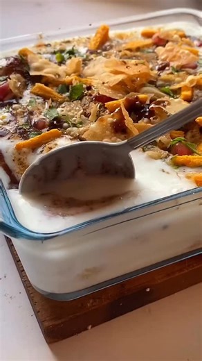 Maham on Instagram: "Daal ke Dahi Baray These dahi baray or bhallay turn out so soft and fluffy without using any baking powder or soda! ✨Save the recipe! You need: 1 cup maash daal OR 1/2 cup maash & 1/2 cup moong daal 1/2tsp ginger, crushed 1/2tsp cumin, dry roasted and crushed 500g fresh yogurt 1/2 cup cream 1/4 cup milk 1/3 cup sugar Salt to taste Imli chutney Green chutney Chaat masala Roasted and crushed cumin seed Roasted and crushed coriander seeds Papri Pomegranates Slims Wash daal two 