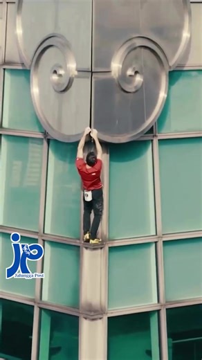 Pria berusia 40 tahun asal Amerika Serikat ini, melakukan aksi berbahaya tersebut tanpa alat pengaman apapun. Detik demi detik yang berdetak kencang akhirnya, Alex Honnold dapat menaklukan gedung 101 Taipei Tower setinggi 500 meter dengan waktu 1 jam 31 menit 35 detik. Aksi yang dilakukan pendaki legendaris ini, mencatatkan sejarah baru yang belum pernah dilampaui oleh siapapun Sc: chindozen Redaksi: rossynurnanda #alexhonold #pendakilegendaris #amerikaserikat #taipei #jalunggapost