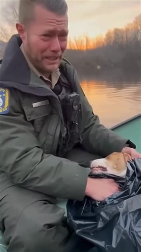He thought he was just cleaning up illegal dumping along the riverbank. But when he opened the washed-up black bag, the tough veteran officer completely broke. Officer Caleb Thorne has spent 15 years patrolling the river as a conservation officer. He’s seen poaching, drownings, boat wrecks, and nature at its worst. He’s known for being the guy who never cracks—steady, calm, unshakable. But one routine Tuesday patrol shattered him. A large black contractor bag was tangled in the reeds near the mu