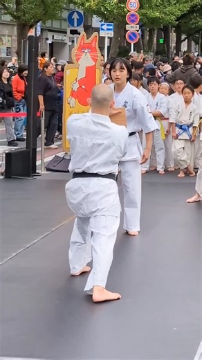 1.4K views · 32 reactions | Karate Woman Breaks Board in Kawasaki Japan  川崎で女性が板割り演武！ Powerful karate demonstration in Kawasaki, Japan  Witness a female karateka (空手家) performing a traditional 演武 with hand & foot board-breaking (板割り). Feel the spirit of Japanese martial arts! 屢  Location: 川崎 Kawasaki, Japan #Karate #Japan #空手 #川崎 #KarateGirl #MartialArts #JapaneseCulture | Sven Bünemann | Facebook