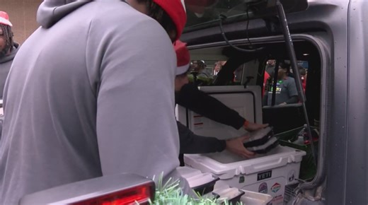 Lobo football hands out more than 2,000 meals in Phoenix ahead of bowl game