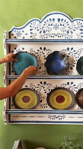 AGA - Studio 📌 Padova 🇮🇹 on Instagram: "Non è stato facilissimo – tra geometrie, contrasti e simmetrie ho perso un po’ la testa – ma mi sono divertita tantissimo. Questa piattiera è il risultato del mio primo esperimento. Per realizzarla ho usato la Chalk Paint di Annie Sloan: Old White e Navy Blue come base Un tocco di Pure White e Giverny per schiarire e vivacizzare Lo stencil Faux Bone Inlay per le decorazioni principali E il set di pennelli per dettagli, sempre di Annie Sloan, per le rifi