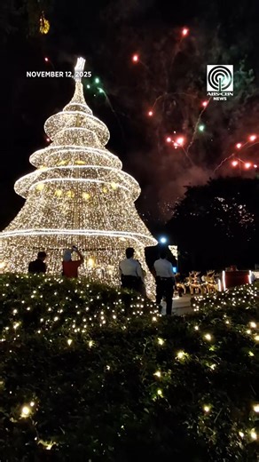 Giant Christmas tree sa QC pinailawan. | via Jonathan Cellona, ABS-CBN News | ABS-CBN News