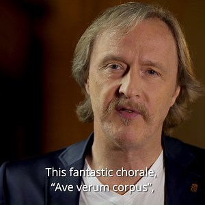 “Ave verum corpus is one of Mozart’s most famous pieces,” Albrecht Mayer observes. “It’s not even four minutes long but it’s full of the most exquisite lines. In Matthias Spindler’s arrangement for English horn, strings and organ, we have one of the most soothing of all tunes. It’s like a little night music, sung by the baritone voice of the English horn.” Listen here: https://dgt.link/mayer-mozart | Mozart - Composer