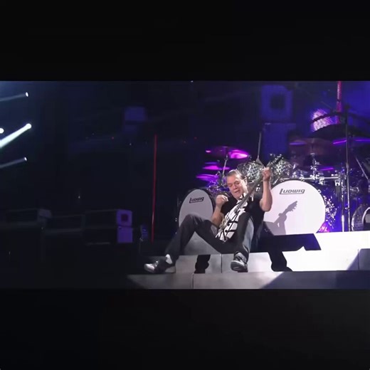 🤯 Only Eddie Van Halen turns Tokyo Dome into his bedroom and casually destroys “Eruption” like this! Sitting back, legs crossed, lightning taps and whammy-bar wizardry flowing like it’s nothing. Pure joy, god-tier tone, zero effort. The undisputed guitar king 👑🎸 Van Halen forever! #EVH