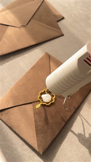 Wrap & Seal on Instagram: "Pearl white wax seal on brown velvet envelope 🤎 What do you think of this one? Comment “wax seal” for monogram customization #stationery #diy #waxseal #brown #weddings wrapnseal"