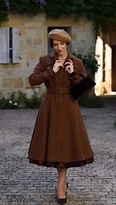 Der‎ Isabella‎ Swing‎ Coat‎ ist‎ genau‎ der‎ Mantel,‎ den‎ man‎ jedes‎ Jahr‎ wieder‎ aus‎ dem‎ Schrank‎ holt.‎ Klarer‎ Trench-Schnitt,‎ warme‎ Qualität,‎ schöne‎ Länge‎ –‎ und‎ dieser‎ zeitlose‎ Braunton,‎ der‎ zu‎ wirklich‎ allem‎ passt.‎ Elegant‎ zur‎ Weihnachtszeit,‎ perfekt‎ für‎ Winterspaziergänge‎ und‎ Stadtbummel.‎ ⁣ ⁣Jetzt‎ kaufen:‎ https://vintage-vogue.shop/produkt/hearts-roses-vintage-wintermantel-isabella-swing-coat-in-braun/ ⁣ ⁣✔️Kauf‎ auf‎ Rechnung‎ mit‎ PayPal ⁣✔️Kostenlose‎ Rücks