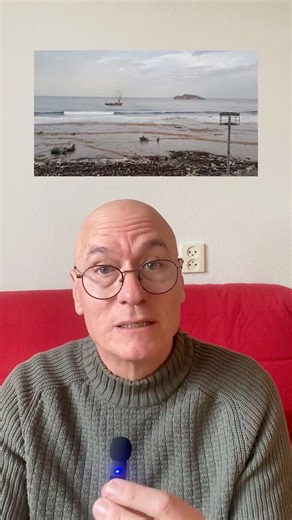 Del Caribe y otros Tulipanes on Instagram: "🥊🥊TERAPIA de CHOQUE pa’la gente sucia! Dejemos esa basura ahí un par de semanas, pa’vé si aprenden. 🔥 🌊Hemos probado de todo, educación ambiental campañas cívicas, recolección manual, etc, pero la gente sigue siendo sucia y torpe, olvidando que el mar no se queda con nada.🌈 ¿Qué más podemos hacer? Los leo"