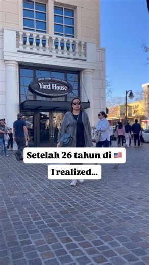 Fancezz | Real Life Journey on Instagram: "Setelah 26 tahun di Amerika, gue baru sadar… 🇺🇸 ➡🏡 Di sana gue belajar jadi mandiri 💪 Handle everything sendiri. Strong. Capable. Independent. Tapi setelah gue cabut, baru kelihatan sisi lainnya. Ternyata mandiri lama-lama bisa jadi sendirian. 😮‍💨 Bukan karena nggak punya orang, tapi karena terbiasa nggak minta ditopang 🤍 Hidup di Amerika juga ngajarin gue serba cepat ⚡ One click. Drive-thru. Instant. Jadi pas hidup mulai melambat, rasanya kayak 