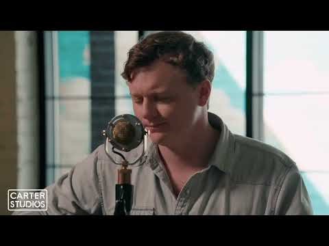 Taylor McCall performs "Rolling Stoned Again" at‪ Carter Vintage Studios