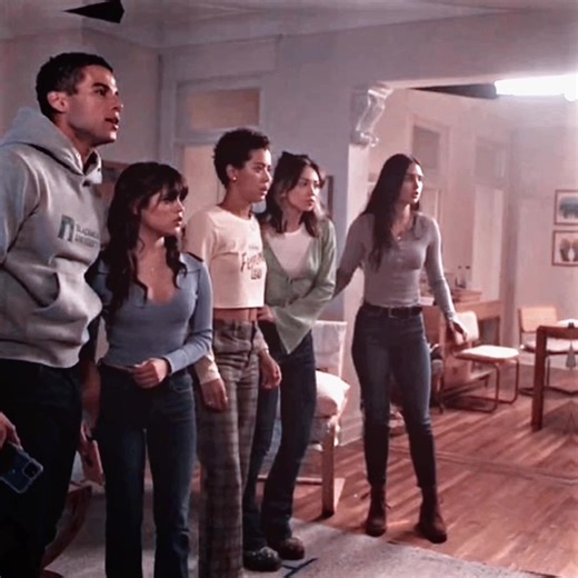 I wonder if she dies or not?//cc/sat6rns//wm//radiorudberg//scp//me//panning@𓏲Cris𝄢// #anikakayoko #devynnekoda #scream6 #1 #viral