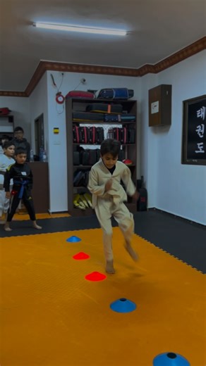 ‎مركز التميز والإبداع للتايكوندو 🥋‎ on Instagram‎: "🥋 التايكوندو… قوة، انضباط، وثقة بالنفس في هذا الفيديو نأخذكم في جولة مليئة بالحماس مع أطفالنا وشبابنا أثناء تدريبات التايكوندو، حيث نغرس قيم الاحترام، التركيز، والالتزام من خلال رياضة تبني الجسد والعقل معًا. تمارين منظمة، أجواء إيجابية، وتطور ملحوظ في المهارات واللياقة، لأن التايكوندو ليست مجرد رياضة… بل أسلوب حياة 💪🔥 👦🧒 مناسبة للأطفال 🧑‍🎓 تطوير القوة والثقة للشباب 🏆 تدريب احترافي وبأسلوب ممتع ⸻ #taekwando #رياضة_الأطفال #شباب_قوة_وانض