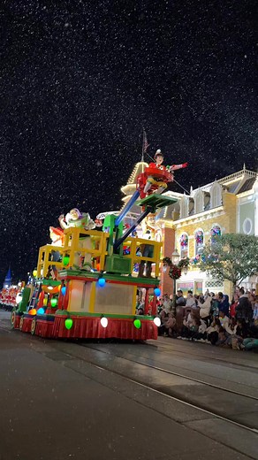 the toy story float at mickeys very merry christmas party ♥️💚💛🎄❄️❄️ #magickingdom #mickeysverymerrychristmasparty #fblifestyle | Magically Universal