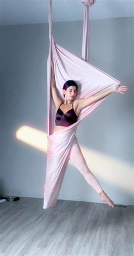 Up in the air, out of your comfort zone ✨ Aerial Yoga feels light, supportive, and fun. If mat yoga grounds you, aerial yoga lifts you — helping you stretch deeper, move freely, and feel held the whole time 🤍 Yes… it’s easier than it looks 😉 Curious? Come fly with us. 🕊️ Book at least 48 hours in advance #PassanaYoga #AerialYoga #FlyOnTheMat #MoveWithEase #TrySomethingNew